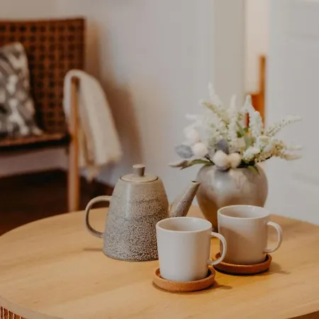 Elegant, 2 Rooms, Balcony, Kitchen Apartment *